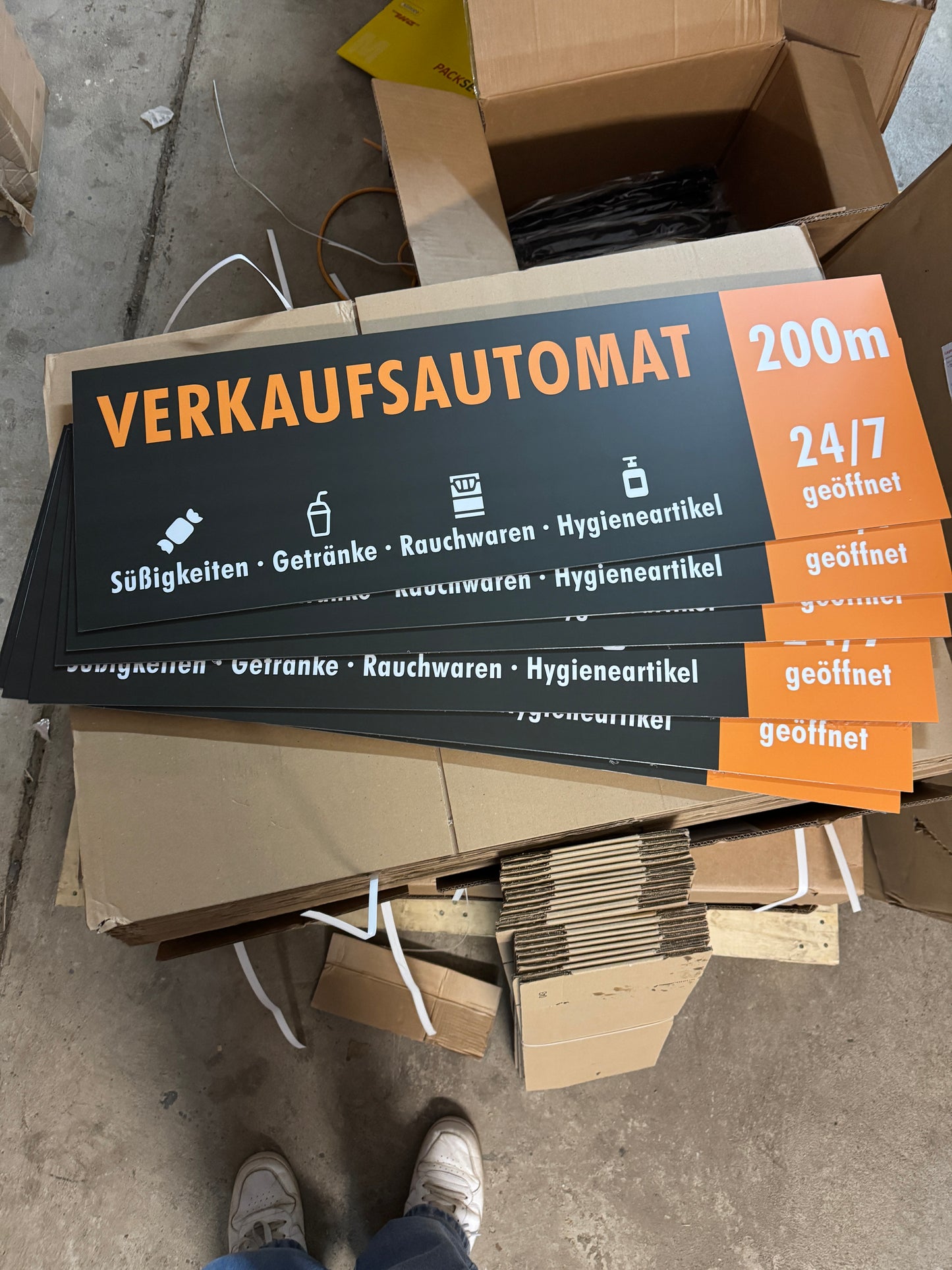 Hinweisschild "Verkaufsautomat in 200m"
