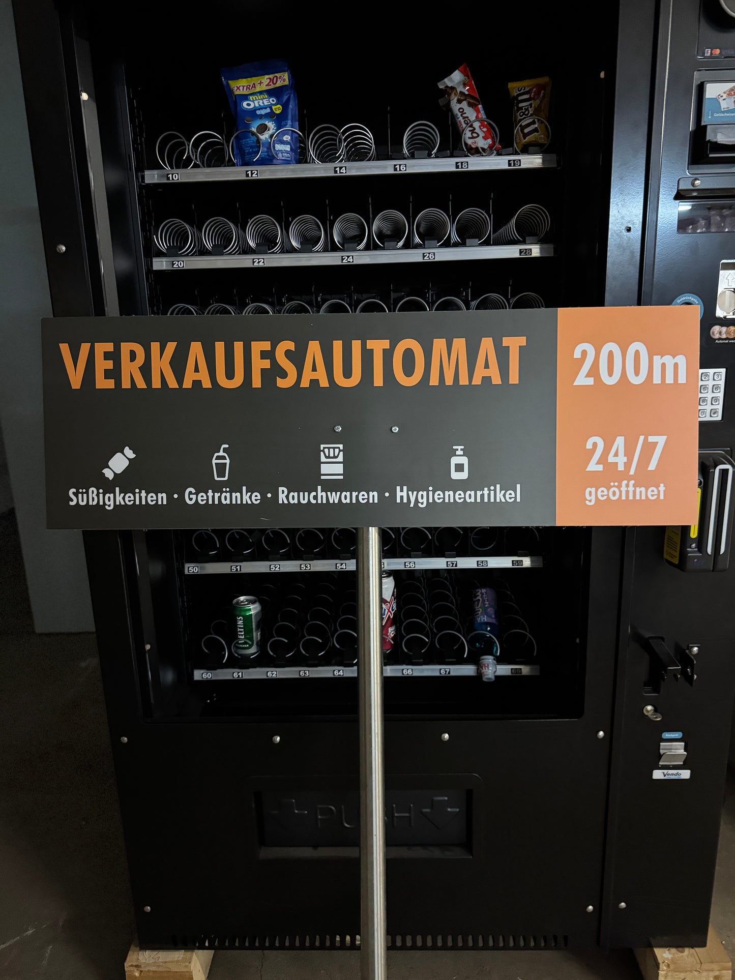 Hinweisschild "Verkaufsautomat in 200m"
